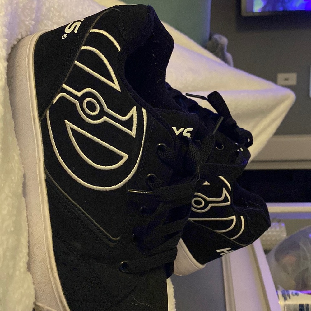 Heelys black white